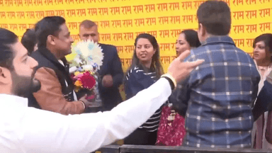 सरस्वती विहार: नई मुख्यमंत्री रेखा गुप्ता के आवास पर लोगों ने दी बधाई