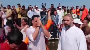 प्रयागराज: महाकुंभ नगर की पवित्र गंगा की धारा में अभिनेता अक्षय कुमार ने किया स्नान