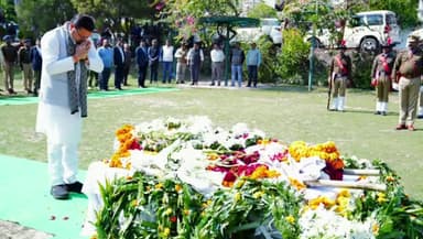 देहरादून: CM पुष्कर सिंह धामी ने पुलिस ऑफिसर्स कॉलोनी पहुंचकर पुलिस महानिरीक्षक केवल खुराना को दी श्रद्धांजलि