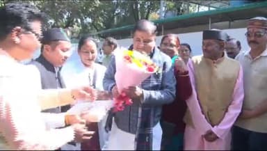 देहरादून: यमुना कॉलोनी स्थित आवास में बीजेपी प्रदेश अध्यक्ष महेंद्र भट्ट ने कहा- जल्द ही जिलाध्यक्षों की घोषणा की जाएगी