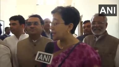 दिल्ली के पूर्व मुख्यमंत्री आतिशी ने कहा आज हम सत्र के दौरान मुख्यमंत्री रेखा गुप्ता जी से मिलने गए और हमने उनको बताया कि मोदी जी ने जो पहली कैबिनेट मीटिंग में ही ₹2,500/महीना वाली योजना पास करने की गारंटी दी थी, वो गारंटी झूठी साबित हुई है