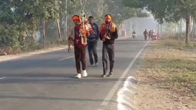 धनौरा: हरिद्वार से कावड़ लेकर अपनी मंजिल की ओर बढ़ते शिव भक्त, गजरौला मंडी धनौरा रोड पर पुलिस ने वाहनों को किया बंद