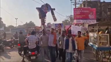 गोंडा: विश्व हिंदू परिषद और बजरंग दल के कार्यकर्ताओं ने ममता बनर्जी का पुतला जलाकर किया विरोध प्रदर्शन