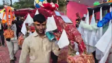 कोल: सासनी गेट पर पत्रकार और समाजसेवियों ने कावड़ियों का भव्य स्वागत किया, कावड़ियों पर की पुष्पवर्षा