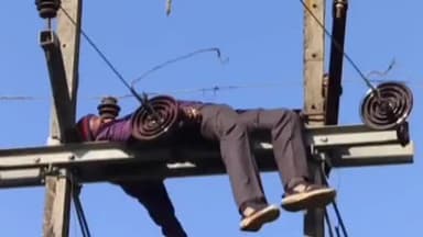 कुंडम: तिलसानी में पोल पर काम करते हुए विद्युतकर्मी की करंट लगने से मौत, परिजनों ने किया चक्काजाम