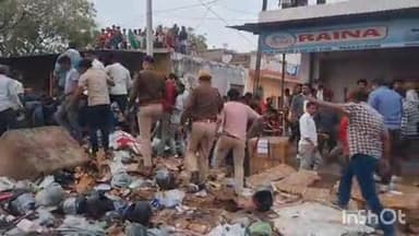 धौलपुर: बाड़ी रोड पर बे़काबू होकर पलटा ट्रक, बाइक सवारों में से 1 की हुई मौत, ट्रक में था होजरी सामान, पलटने के बाद लगी आग