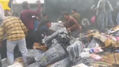 धौलपुर: बाड़ी रोड पर होजरी से भरा ट्रक पलटने से एक बाइक सवार की हुई मौत