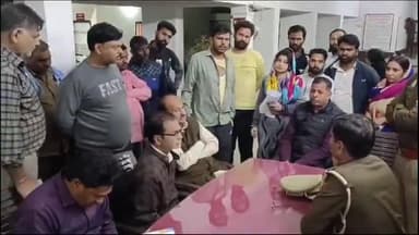 धनौरा: गजरौला स्टेशन रोड पर टेंपो हटाने को लेकर दो युवकों में हुई मारपीट, कार में की तोड़फोड़, थाने पहुंचे