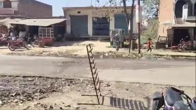 रुदौली: मवई चौराहे पर दुल्लापुर संपर्क मार्ग पर काफी दिनों से बह रहे गंदे पानी की जानकारी समाजसेवी ने दी