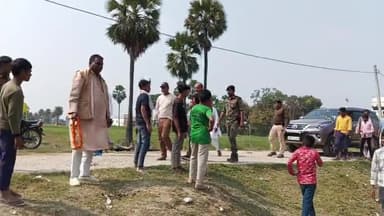 ताजपुर खेल मैदान मे बी सी सी क्रिकेट क्लब के द्वारा फाइनल मैच का आयोजन मैच उद्घाटन एकमा विधानसभा क्षेत्र के राजद विधायक श्रीकांत यादव ने किया