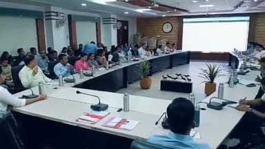 इंदौर कलेक्टर कार्यालय में टीएल बैठक में कई महत्वपूर्ण मुद्दों पर गहरी चर्चा की