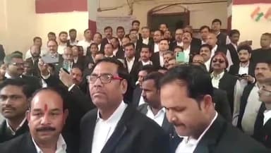 कचहरी में अधिवक्ताओं ने अधिवक्ता संशोधन बिल को लेकर किया विरोध प्रदर्शन