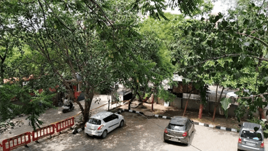 द्वारका: द्वारका सेक्टर 1 में थार गाड़ी में लगी आग, पूरी तरह जल गई