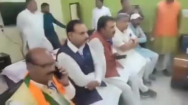 बीजेपी नेताओं की  बैठक मे चर्चा कि लालू पर बोलना फ़ायदेमंद रहेगा या तेजस्वी पर बोलने से ठीक रहेगा! #biharnews #bjp