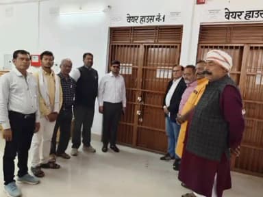 कर्वी: चित्रकूट के डीएम ने राजनीतिक दलों की उपस्थिति में ईवीएम एवं वीवी पैट वेयरहाउस का किया मासिक निरीक्षण