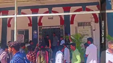 इंदौर: होलकर में होली खेलने की अनुमति न देने पर छात्रों ने प्राचार्य सहित 150 लोगों को बंधक बनाया, कलेक्टर ने जांच के दिए निर्देश