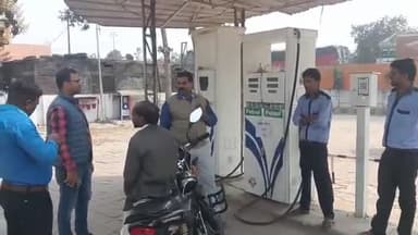 तमकुही राज: तमकुहीराज में क्षेत्रीय खाद्य अधिकारी ने की पेट्रोल पंपों की जांच, 'नो हेलमेट नो पेट्रोल' नियम का पालन करने की दी सलाह