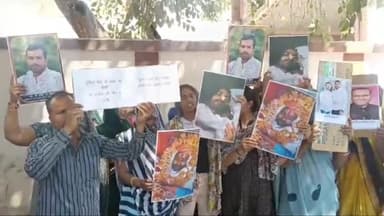 युवक द्वारा की गई आत्महत्या के मामले को लेकर परिजनों ने दिया ग्रामीण आई जी को ज्ञापन दिया।