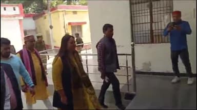 गोंडा: डीएम नेहा शर्मा ने राजनीतिक पार्टी के जनप्रतिनिधियों के साथ ईवीएम वीवीपैट और वेयरहाउस का किया निरीक्षण