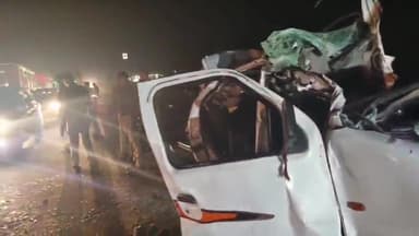 झांसी: बचावली के निकट ट्रक से टकराई वैन के उड़े परखच्चे, दो लोगों की हुई मौत; छह सवारियां हुईं घायल