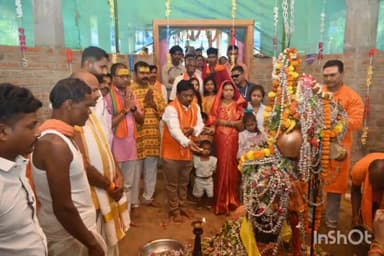 जगदलपुर: सांसद महेश कश्यप ने सपरिवार रामपाल शिव मंदिर में महाशिवरात्रि पर पूजा अर्चना की, क्षेत्रवासियों की सुख-समृद्धि की कामना की