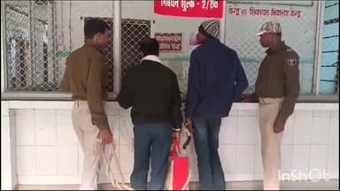 सुपौल: मध्य निषेध विभाग सुपौल की पुलिस ने शराब बेचने के आरोप में दो लोगों को किया गिरफ्तार, मेडिकल कराने लाया सदर अस्पताल