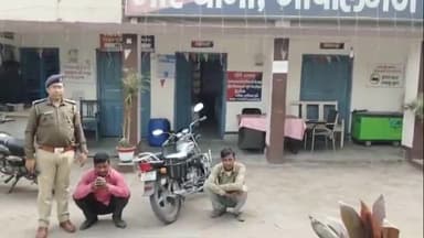 वाहन जांच के दौरान 43 पीस बंटी बबली देसी  शराब के साथ एक मोटरसाइकिल व  दो तस्कर गिरफ्तार