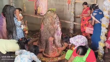 लोहरदगा: लोहरदगा में महाशिवरात्रि पर उमड़ा श्रद्धालुओं का सैलाब, शिवालयों में कड़ी सुरक्षा के बीच पूजा-अर्चना