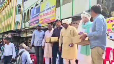 महाशिवरात्रि पर  तोपखाना व्यापारी एसोसिएशन द्वारा श्रद्धालुओं को बिस्कुट और पानी की बोतल वितरण की गई