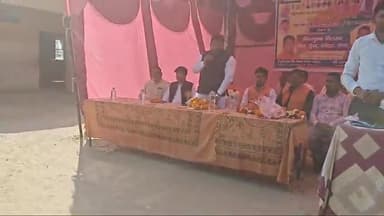 विधायक श्री #विपिन #कुमार वर्मा उर्फ डेविड जी ने बच्चों को संबोधित करते हुए कहा कि शिक्षा ही भविष्य को संवारने का सबसे मजबूत माध्यम है। उन्होंने बच्चों को मेहनत, ईमानदारी और लगन से पढ़ाई करने की प्रेरणा दी। साथ में रहे #बृजेश #सिंह पत्रकार