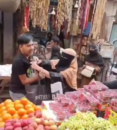 कानपुर: बेकनगंज बाजार में छेड़खानी कर रहे युवक को महिला ने जमकर पीटा, वीडियो सोशल मीडिया पर हुआ वायरल