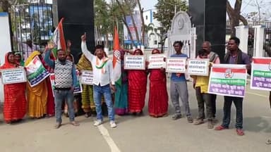 सुपौल: युवा कांग्रेस के बिहार प्रदेश सचिव लक्ष्मण कुमार झा ने समाहरणालय गेट पर एक दिवसीय विरोध प्रदर्शन किया