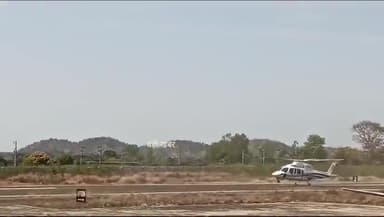 *हवाई अड्डे पर हुआ प्रदेश के महामहिम का आगमन*
जिले में पूर्व नियोजित कार्यक्रमों के तहत प्रदेश के राज्यपाल  मंगू भाई पटे