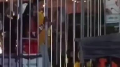 हुज़ूर: भोपाल के हबीबगंज में शिव बारात के दौरान मंच टूटा, लोग गिरे