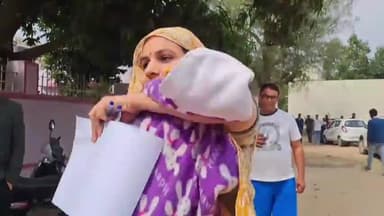 झुंझुनू: झुंझुनूं में तीन माह के बच्चे को गोद में लेकर रीट एग्जाम देने पहुंची अभ्यर्थी, देरी से पहुंचे अभ्यर्थी रोते हुए नजर आए