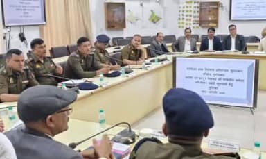 मुरादाबाद: मुरादाबाद जिले में पुलिस और प्रशासनिक अधिकारियों द्वारा बैठक आयोजित की गई