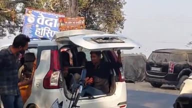 सिराथू: महाकुंभ समापन के बाद एमपी के श्रद्धालु सैकड़ों किलोमीटर तक गाड़ी की डिग्गी में बैठकर कष्ट उठाते हुए अयोध्या जा रहे