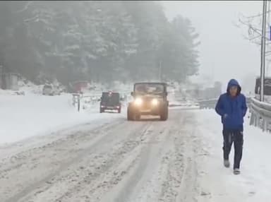 शिमला ग्रामीण: ग्रामीण शिमला के कुफरी, हसन वैली सहित ऊपरी शिमला के विभिन्न क्षेत्रों में हुई हल्की बर्फबारी