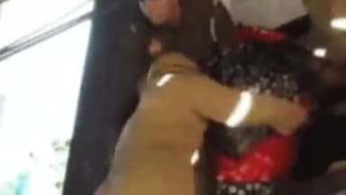 कानपुर: बजरिया थाना क्षेत्र के नेहरू नगर में एक दुकान में लगी आग, बगल के अपार्टमेंट में लोग धुएं में फंसे