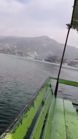 झील की शांत लहरों में बहते हुए, मन भी हल्का हो जाता है,
जैसे पानी हर बोझ समेट लेता है, वैसे ही हम भी चिंताओं को पीछे छोड़ दें।
चलो, सपनों की नाव में बैठकर खुशियों के किनारे तक चलते हैं! ⛵✨"