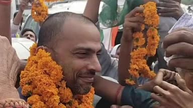 गोरौल: पटना से मुजफ्फरपुर जाते समय पूर्व मंत्री ने हरसेर गांव में कांग्रेस नेता का किया स्वागत