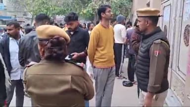 झुंझुनू: रीट की परीक्षा को लेकर सुबह 7:00 बजे से ही परीक्षा केंद्रों पर परीक्षार्थियों की लगी लंबी कतारें