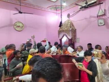 मोरवा: मोरवा के खुदनेश्वर धाम में दूसरे दिन भी जारी रहा जलाभिषेक, करीब 50,000 श्रद्धालुओं ने किया दर्शन