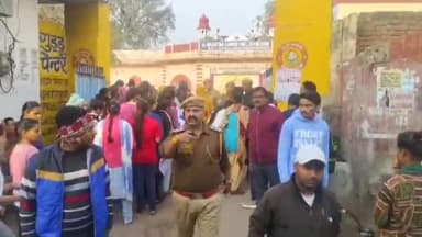 धौलपुर: शहर में रीट परीक्षा केंद्रों पर कड़ी जांच के बाद अभ्यर्थियों को दिया गया प्रवेश