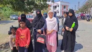 झांसी: अलीगोल में पूर्व पार्षद और दबंगों ने घर में घुसकर की मारपीट, महिलाओं ने एसएसपी से की शिकायत