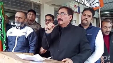 थुरल: विधायक विपिन सिंह परमार कांग्रेस सरकार के खिलाफ आयोजित विशाल धरना प्रदर्शन में शामिल हुए