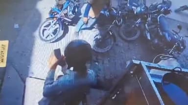 रामगंजमण्डी: चेचट में दिनदहाड़े चोरी, शातिर चोर ने कचोरी की दुकान से हेलमेट और मोबाइल चुराया, सीसीटीवी में कैद हुई वारदात