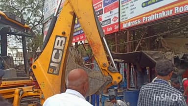 सासाराम: सासाराम के पुरानी जीटी रोड पर नगर निगम के अधिकारियों ने चलाया अतिक्रमण हटाओ अभियान