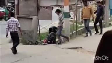 निघासन: निघासन तहसील गेट के पास खुला नाला बड़े हादसे को दे रहा दावत, बाइक सवार नाले में गिरकर हुआ घायल