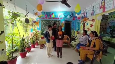 रामपुर: लालपुर कला प्राथमिक विद्यालय में प्रिंसिपल शबनम आरा ने पास आउट छात्र-छात्राओं को गिफ्ट देकर विदाई दी